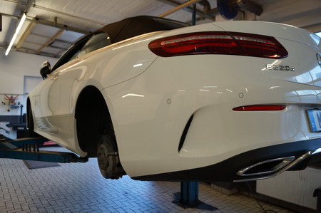 Mercedes auf Hebebühne